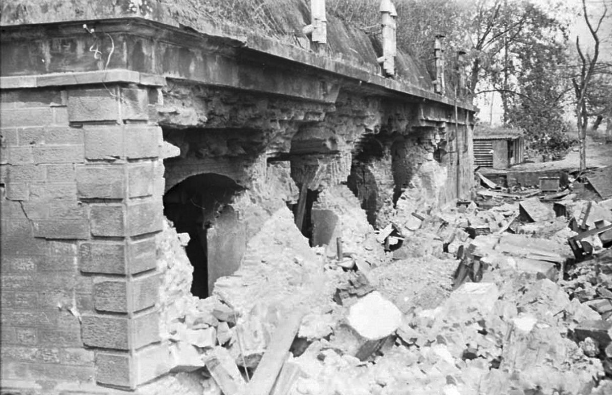 Ligne Maginot - OUVRAGE NEY-RAPP - (Position d'artillerie préparée) - La façade de la caserne détruite par les français - inconnu