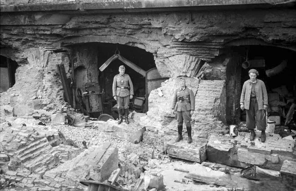 Ligne Maginot - OUVRAGE NEY-RAPP - (Position d'artillerie préparée) - La façade de la caserne détruite par les français - inconnu