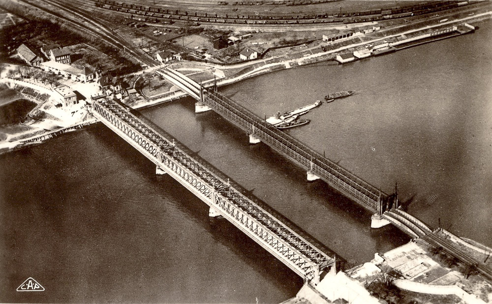 Ligne Maginot - Les ponts du Rhin - Vue aérienne des ponts
Notez la construction du bâtiment ou logeront les douanes, Gardes Républicain et le 172ème Régiment d'Infanterie de Forteresse. Le dispositif d'obstruction du pont route est également en construction, laissant penser que les blockhaus sont achevés. - Inconnu