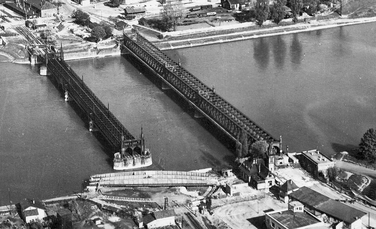 Ligne Maginot - PONT DU RHIN SUD - (Blockhaus pour arme infanterie) - Vue générale de la défense des ponts sur le Rhin (Strasbourg-Kehl)
mission photographique 72 du 22-04-1940 - Armée française - GAO 548