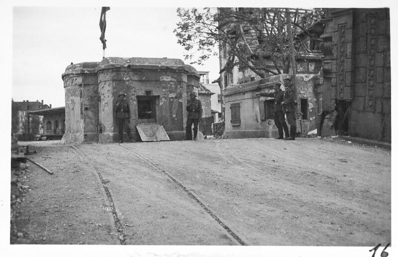 Ligne Maginot - PONT DU RHIN CENTRE - (Blockhaus pour canon) - Les blockhaus centre et gauche vus coté ennemi - Inconnu