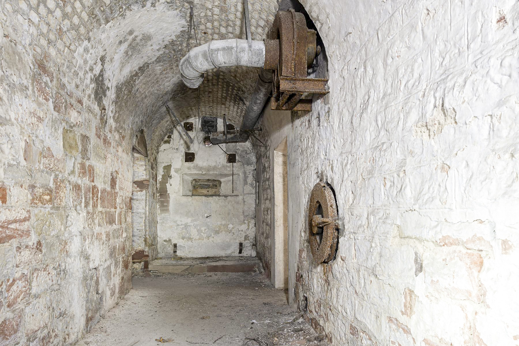 Ligne Maginot - FORT UHRICH (237°RI) - (PC) - Ventilateur dans le couloir donnant accès à l'entrée de guerre et aux latrines de l'aile droite

 - David Palmer