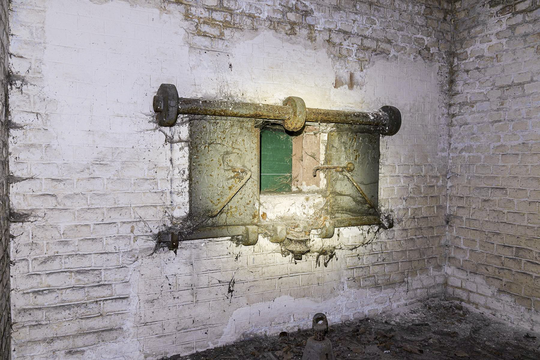 Ligne Maginot - FORT UHRICH (237°RI) - (PC) - Caponnière d'épaule du flanc gauche
Un des deux coffres pour canon-revolver de 3,7 cm
 - David Palmer