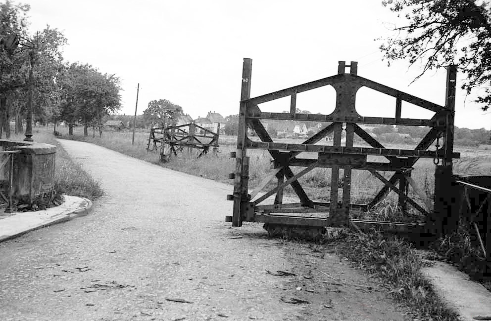Ligne Maginot - POURTALES - (Barrage de Route) - Vue du barrage constitué d'éléments Cointet en juin 1940