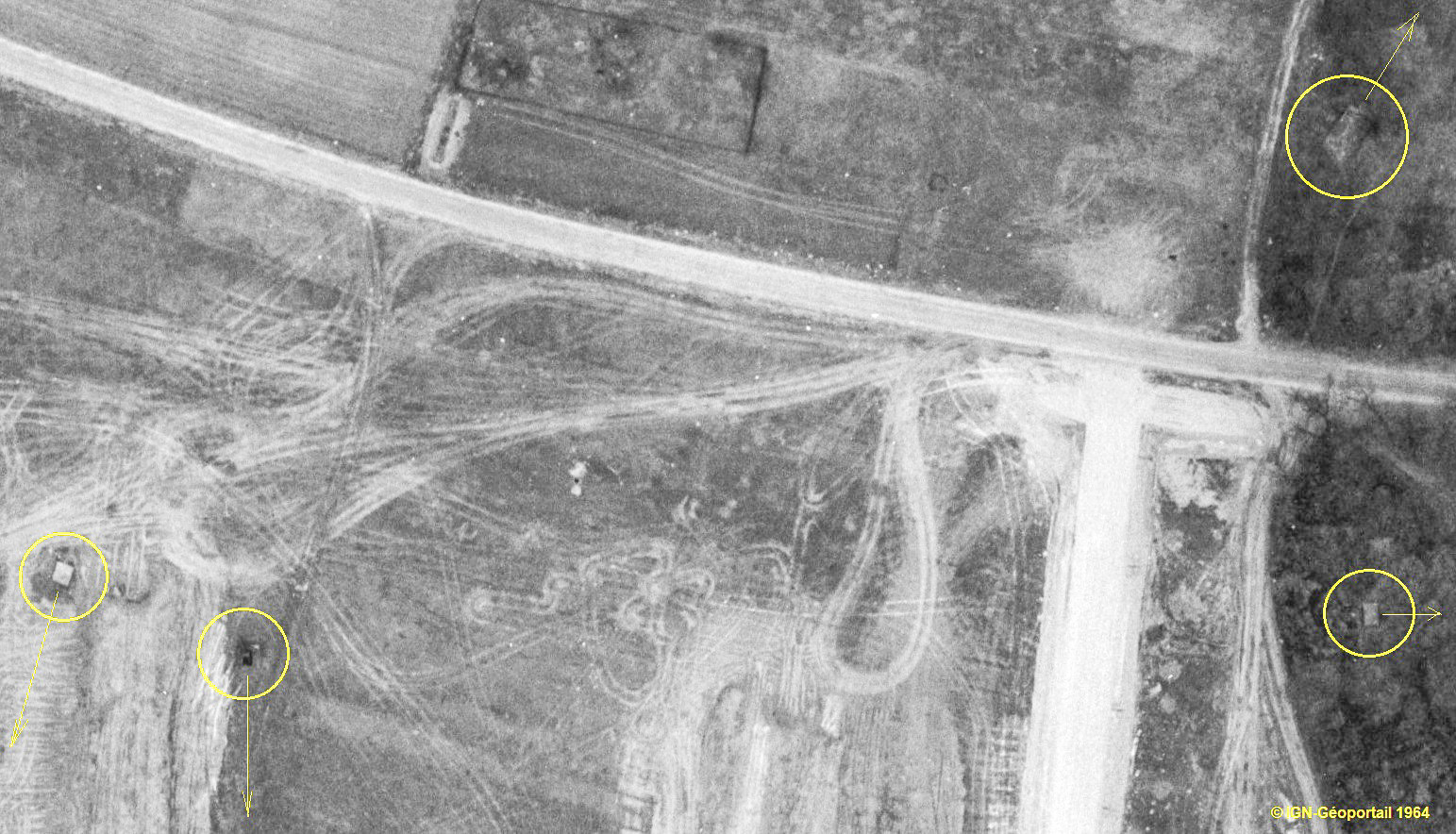 Ligne Maginot - ROUTE DE NEUHOF OUEST 1 - (Blockhaus pour arme infanterie) - Les quatre blocs de la route de Neuhof sont bien visibles sur cette photo de 1964 - IGN - Géoportail 1964