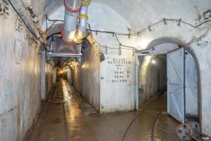 Ligne Maginot - GORDOLON (GN) - (Ouvrage d'artillerie) - Galerie principale.
Tout droit vers le casernement.
A droite vers le puits central menant à l'étage supérieur
