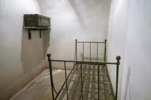 Ligne Maginot - AGAISEN (AN) - E03 - (Ouvrage d'artillerie) - Chambre du commandant
La cantine porte le nom du Cne Lejeune