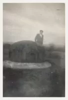 Ligne Maginot - LANGHEP SUD - C64 - (Casemate d'infanterie - Simple) - Photo de piètre qualité, prise en 1950 par l’adjudant chef Beaury, lui même. 
Son fils est présent sur le cliché 