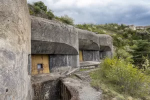 Ligne Maginot - RIMPLAS (RS) - (Ouvrage d'artillerie) - Bloc 4
Vue en enfilade des créneaux de 75.
Le bloc 1 est visible en haut à droite.