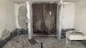 Ligne Maginot - C4 - EICHHOLTZ 2 - (Blockhaus pour canon) - L'entrée vue de l'intérieur.
De part et d'autre les deux supports de bèches pour canon de 25mm dont un arrachée