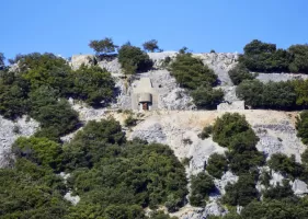 Ligne Maginot - PIC DE GARUCHE - (Observatoire d'artillerie) - Le bloc d'entrée au centre, sur la gauche le bloc cheminée.
Les ruines d'un bâtiment sont visibles sur la droite