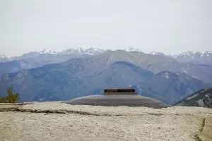 Ligne Maginot - PIC DE GARUCHE - (Observatoire d'artillerie) - Gros plan de la cloche VDP.
On aperçoit le plateau du Monte Grosso juste à la droite de cloche.