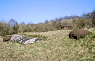 Ligne Maginot - MOLVANGE - A9 - (Ouvrage d'artillerie) - Bloc 6
Vue d'ensemble avec, de gauche à droite, la cloche GFM, la tourelle mitrailleuse et la cloche JM