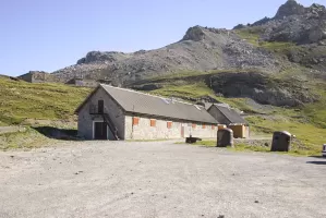 Ligne Maginot - CAMP DE RESTEFOND - (Casernement) - Les écuries en contrebas
Les cloches ont été redressées en 2004