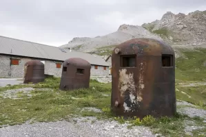 Ligne Maginot - CAMP DE RESTEFOND - (Casernement) - Cuirassements abandonnés
Cloches GFM type A non montées