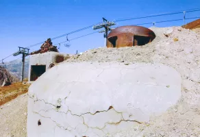 Ligne Maginot - ARRONDAZ - (Ouvrage d'infanterie) - Bloc 1 avant transformation.
A l'arrière plan le bloc 2