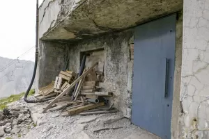 Ligne Maginot - ARRONDAZ - (Ouvrage d'infanterie) - Bloc 2
La porte n'est pas d'origine, elle a été crée par le propriétaire en remplacement d'un créneau