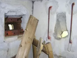 Ligne Maginot - LA ROUE - (Ouvrage d'infanterie) - Le bloc 1
Le créneau pour FM et la goulotte à grenades