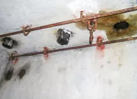Ligne Maginot - LA ROUE - (Ouvrage d'infanterie) - Le bloc 4
Les cheminées en haut du bloc. Seule l'une d'elle était utilisée pour l'évacuation des fumées de la cuisine, les deux autres sont obstruées par des bouchons de bois
