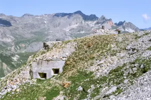 Ligne Maginot - LA ROUE - (Ouvrage d'infanterie) - Au premier plan, le bloc 2 avec au dessus le bloc 1 et le bloc 4 surmonté de ses cheminées sur la droite de la photo