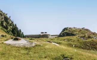 Ligne Maginot - LAVOIR - (Ouvrage d'artillerie) - Les blocs 4 et 5 et sur le promontoire à droite, la cloche VDP du bloc 3
Les chevaux semblent apprécier la vue depuis le bloc 5