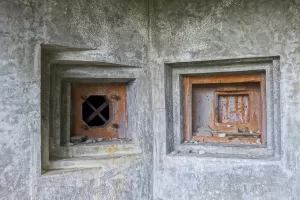 Ligne Maginot - LAVOIR - (Ouvrage d'artillerie) - Entrée munitions
Créneau JM (à droite) et FM (à gauche)