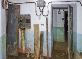 Ligne Maginot - LAVOIR - (Ouvrage d'artillerie) - Entrée des hommes
A gauche le créneau FM de défense du couloir d'entrée