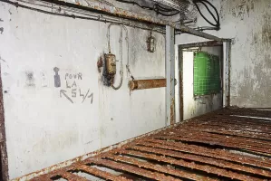 Ligne Maginot - LAVOIR - (Ouvrage d'artillerie) - Bloc 1
Etage inférieur
Chambre de troupe à côté du PC 
Graffitis d'après-guerre (1954) sur les murs