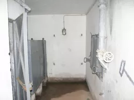 Ligne Maginot - LAVOIR - (Ouvrage d'artillerie) - Bloc 2
Etage intermédiaire
A droite, la trappe de la fosse de récupération des douilles
A gauche, les latrines et au fond le réservoir d'eau
