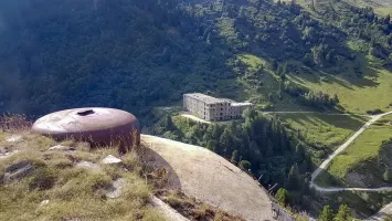 Ligne Maginot - LAVOIR - (Ouvrage d'artillerie) - Bloc 3
Cloche VDP avec vue sur le casernement