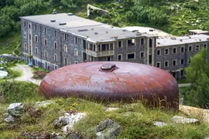 Ligne Maginot - LAVOIR - (Ouvrage d'artillerie) - Bloc 3
Cloche VDP avec le casernement en arrière-plan