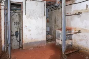 Ligne Maginot - LAVOIR - (Ouvrage d'artillerie) - Bloc 3
A gauche la porte vers l'escalier, à droite le ventilateur