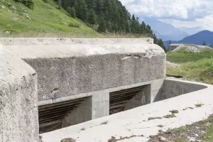 Ligne Maginot - LAVOIR - (Ouvrage d'artillerie) - Bloc 5
Les embrasures de 81.
Le bloc cheminée est visible à l'arrière-plan.