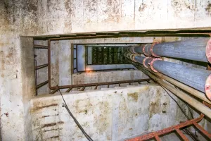 Ligne Maginot - BOIS D'ESCHERANGE - X3 (QUARTIER KANFEN - I/169°RIF) - (Abri) - Entrée gauche
Cage d'escalier vu vers le haut
