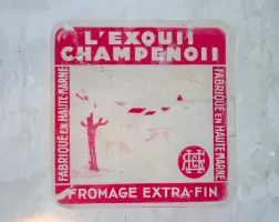 Ligne Maginot - BOIS D'ESCHERANGE - X3 (QUARTIER KANFEN - I/169°RIF) - (Abri) - Chambre officiers
Etiquette de fromage collée sur un mur