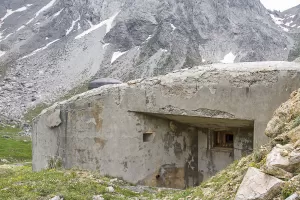 Ligne Maginot - PAS DU ROC - (Ouvrage d'artillerie) - Bloc 1
Casemate mitrailleuse et cloche JM à gauche