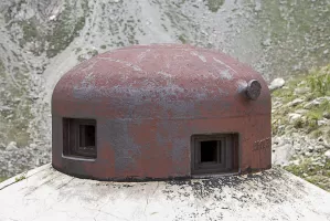 Ligne Maginot - PAS DU ROC - (Ouvrage d'artillerie) - Bloc 1
Cloche GFM 
Notez les créneaux décalés