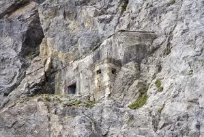 Ligne Maginot - PAS DU ROC - (Ouvrage d'artillerie) - Bloc 3
Vue depuis la route d'accès
Noter la position pour arme d'infanterie rajoutée sur la corniche devant la façade du bloc lui même