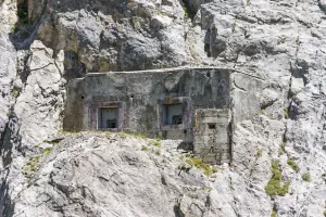 Ligne Maginot - PAS DU ROC - (Ouvrage d'artillerie) - Bloc 3
La façade avec le poste de tir pour FM