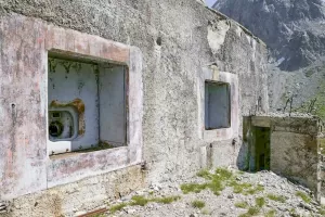 Ligne Maginot - PAS DU ROC - (Ouvrage d'artillerie) - Bloc 3
La façade avec le poste de tir pour FM auquel on accède par la sortie de secours du bloc