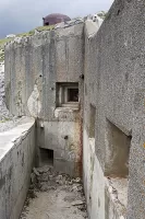 Ligne Maginot - PAS DU ROC - (Ouvrage d'artillerie) - Bloc 4
Créneaux vers le Nord. 
La sortie de secours est bien visible au fond du fossé diamant