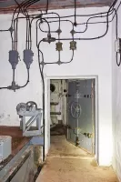 Ligne Maginot - PAS DU ROC - (Ouvrage d'artillerie) - Bloc 4
Porte étanche de la chambre de tir vers Arrondaz.
On devine un mortier de 81 à l'arrière-plan.