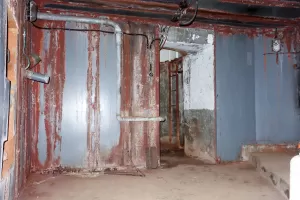 Ligne Maginot - PAS DU ROC - (Ouvrage d'artillerie) - Bloc 4
La chambre de tir des deux FMs (à gauche et à droite) et l'accès à la cloche GFM (au centre)
