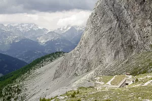 Ligne Maginot - PAS DU ROC - (Ouvrage d'artillerie) - Bloc 4
Le bloc dans le cadre majestueux des sommets environnants (Vanoise en arrière-plan)