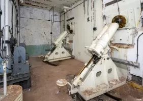 Ligne Maginot - PAS DU ROC - (Ouvrage d'artillerie) - Bloc 4
Chambre de tir vers Arrondaz
Mortier de 81 mle 32
Les tubes ont été coupés pour neutraliser les armes