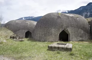 Ligne Maginot - REPLATON (QUARTIER ARC - 71° BAF) - (Position d'artillerie préparée) - Batterie D
Devant les entrées des casemates, les puits de lumière et de ventilation du casernement