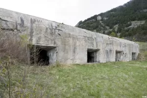 Ligne Maginot - REPLATON (QUARTIER ARC - 71° BAF) - (Position d'artillerie préparée) - Batterie A
Les embrasures modifiées pour des canons de 75
