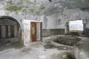 Ligne Maginot - REPLATON (QUARTIER ARC - 71° BAF) - (Position d'artillerie préparée) - Batterie A
Chambre de tir et armoire à munitions