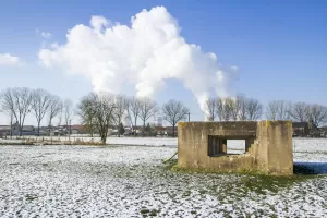 Ligne Maginot - MIESCH - (Blockhaus pour canon) - Le blockhaus est dominé par les panaches des réfrigérants de la centrale de Cattenom
