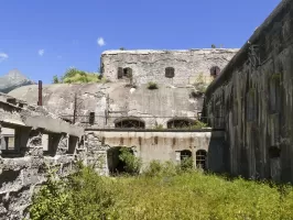 Ligne Maginot - REPLATON (QUARTIER ARC - 71° BAF) - (Position d'artillerie préparée) - Le casernement surmonté par la batterie A 